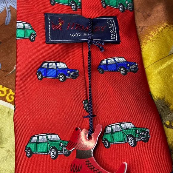 Hemley red tie car pattern 100% silk - Picture 3 of 5